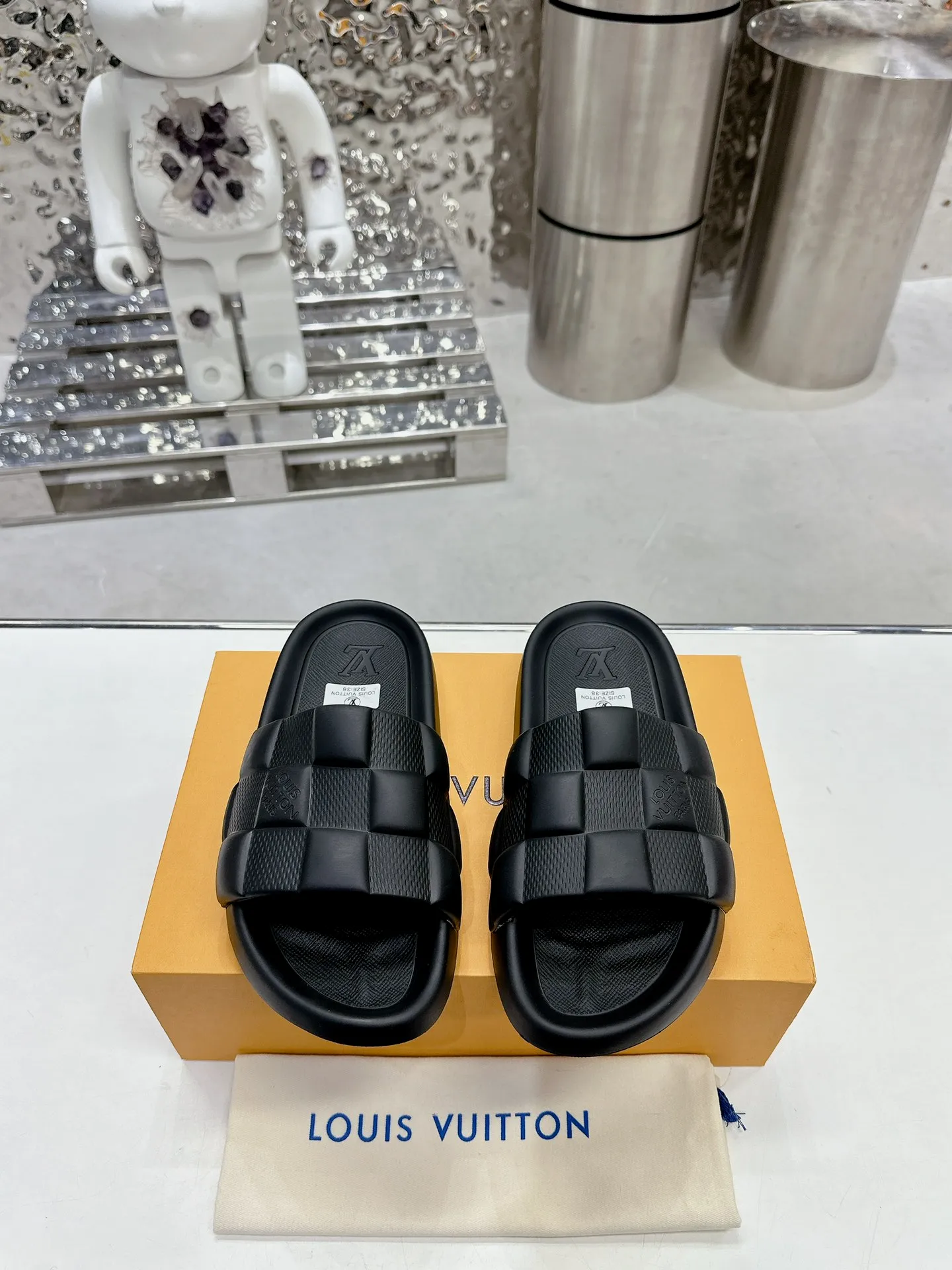 [L Home] P: 280💰 ▪️Shoe size: Women's 35-40 Men's 38-46▪️Packaging: Counter top quality~original packaging 𝟐𝟎𝟐5 Louis Vuitton counter's new embossed slippers, lv monogram embossed slippers, Waterfront sandals are back with a new look, and the upper buckle is embossed with lv's iconic Monogram pattern. Made of waterproof rubber with a comfortable and resilient insole. The lightweight, flexible outsole is embossed with the Louis Vuitton logo. ▪️Fabric: Original molded rubber foam surface ▪️Technology: embossed logo ▪️Sole: Original molded rubber foam outsole ▪️Sole thickness: 3CM.